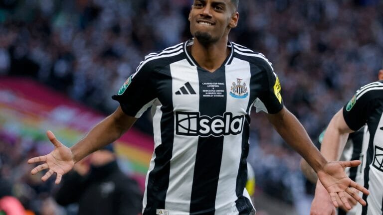 No gamble - Liverpool urged to raid Newcastle for Alexander Isak even if Mohammed Salah stays